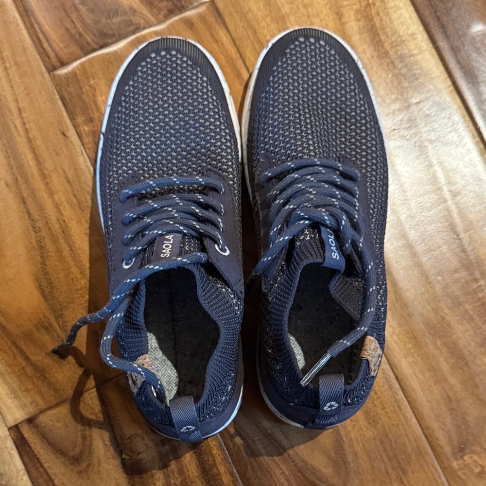 NWOT Women’s Saola Sneakers